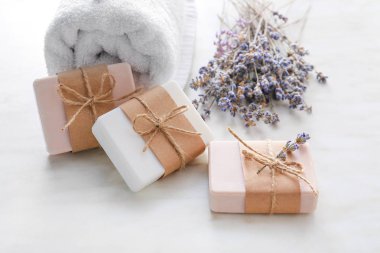 Sabun barlar, lavanta ve havlu hafif arka plan üzerinde