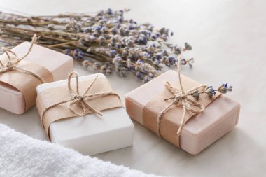 Sabun çubukları ve açık arka planda lavanta