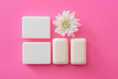 Sabun çubukları ve renk arka planda çiçek