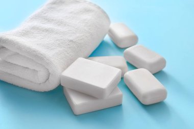 Renk arka planda sabun ve havlu