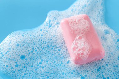 Renkli arka planda sabun çubuğu