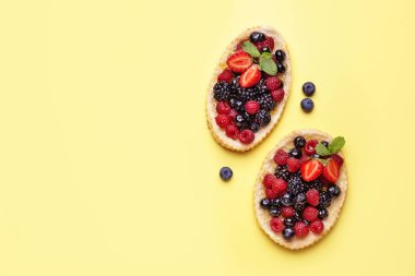 Renk arka planda çilek ile Tatlı tartlets