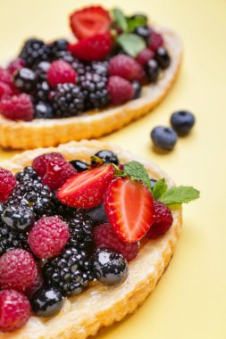 Renk arka planda çilek ile Tatlı tartlets