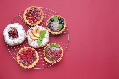 Renkli arka planda tatlı kek ile Raf