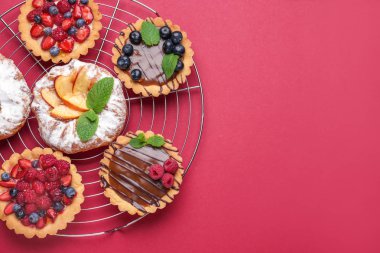 Renkli arka planda tatlı kek ile Raf