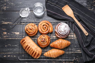 Koyu masa üzerinde tatlı pasta ile Raf