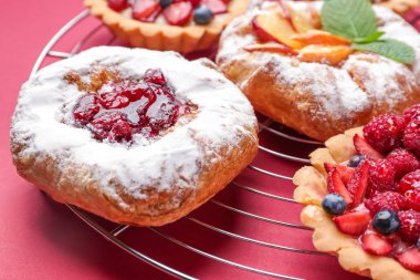 Renkli arka planda tatlı kek ile Raf, closeup