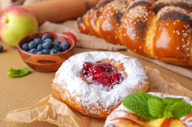 Renkli arka planda tatlı pasta