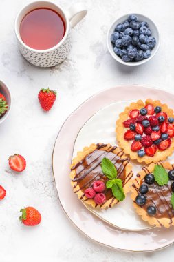 Hafif masada çilek ve çay ile Tatlı tartlets