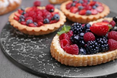 Gemide çilek ile Tatlı tartlets, closeup