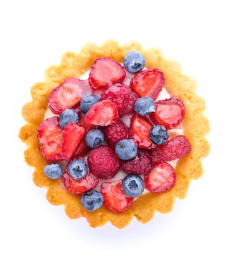 Beyaz arka plan üzerinde çilek ile tatlı tartı