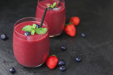 Koyu arka plan üzerinde acai smoothie Cam