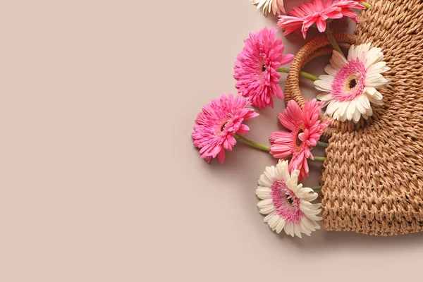 Eco Bag med färska blommor på grå bakgrund — Stockfoto