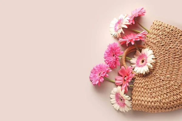 Eco Bag med färska blommor på grå bakgrund — Stockfoto