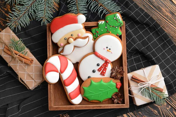 Κουτί με νόστιμα Χριστουγεννιάτικα μπισκότα με δώρα στο τραπέζι — Φωτογραφία Αρχείου