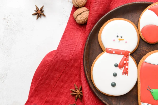 Plate with tasty Christmas cookies on light background — Stock Photo, Image