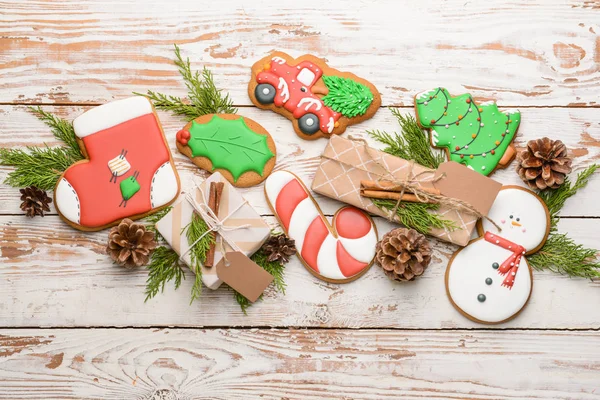 Chutné vánoční sušenky s dárky na dřevěném pozadí — Stock fotografie