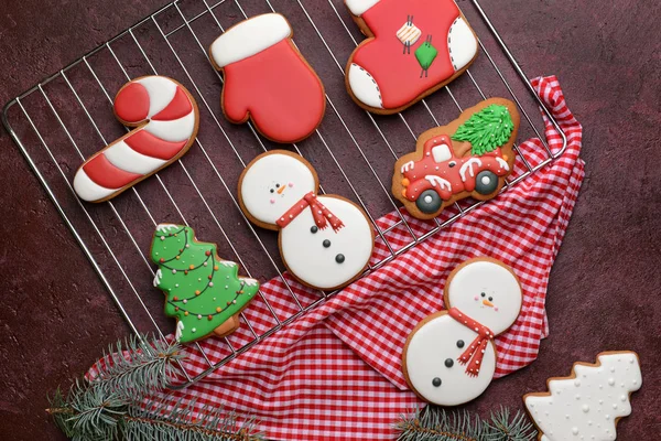 Renk arka planda lezzetli Noel kurabiyeleri ile soğutma raf — Stok fotoğraf