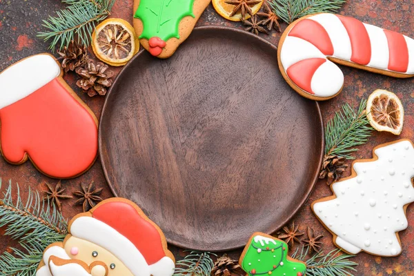 Renkli arka planda lezzetli Noel kurabiyeleri ile plaka — Stok fotoğraf