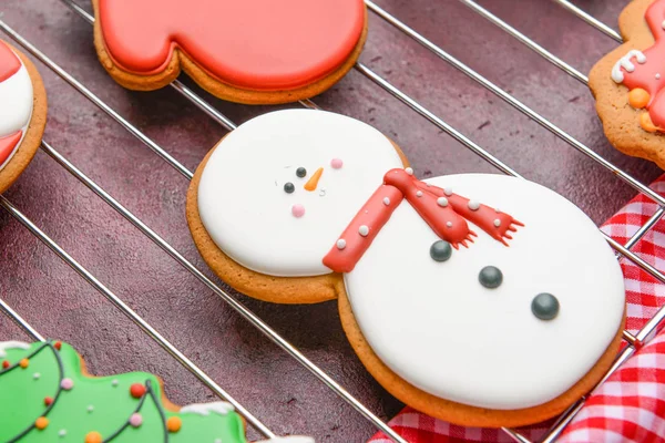 Estante de enfriamiento con sabrosas galletas de Navidad sobre fondo de color, primer plano — Foto de Stock