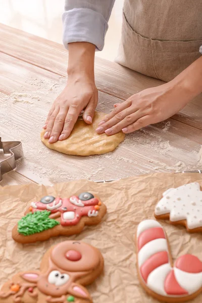 Mulher preparando saborosos biscoitos de Natal à mesa, close-up — Fotografia de Stock