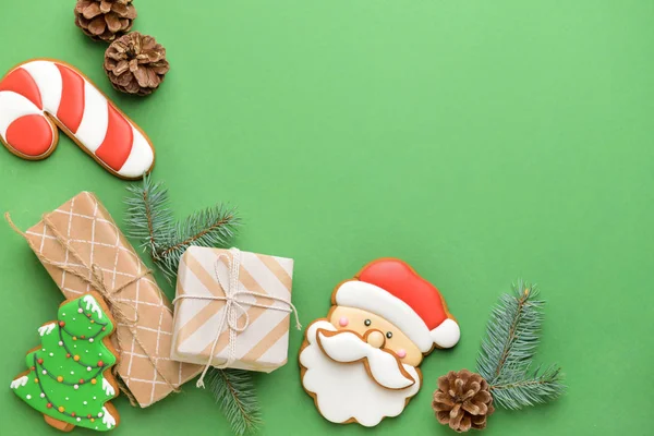 Chutné vánoční sušenky s dárky na pozadí barev — Stock fotografie