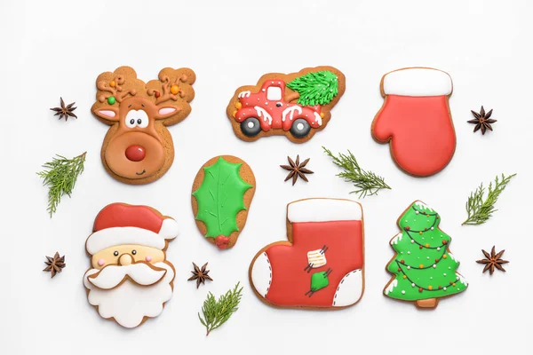 Sabrosas galletas de Navidad sobre fondo blanco —  Fotos de Stock