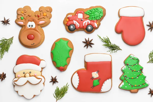 Biscoitos de Natal saborosos no fundo branco — Fotografia de Stock