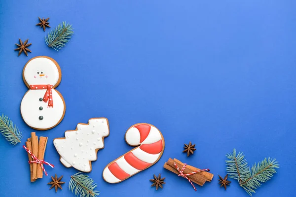 Biscoitos de Natal saborosos no fundo da cor — Fotografia de Stock