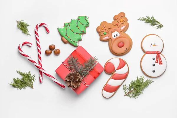 Sabrosas galletas de Navidad con regalo sobre fondo blanco — Foto de Stock