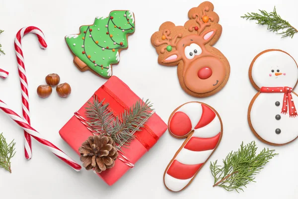 Tasty Christmas cookies with gift on white background — Stock Photo, Image