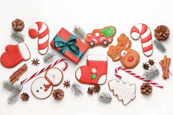 Biscoitos de Natal saborosos com presente no fundo branco — Fotografia de Stock