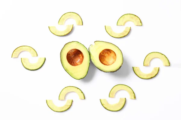 Samenstelling met rijpe avocado 's op witte achtergrond — Stockfoto