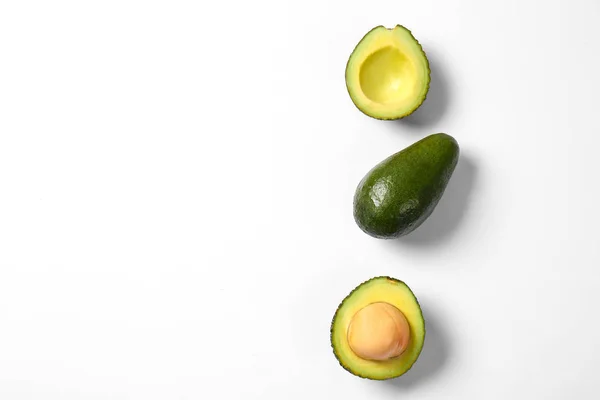 Rijpe avocado's op witte achtergrond — Stockfoto