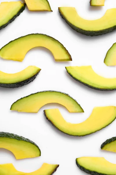 Gesneden rijpe avocado op witte achtergrond — Stockfoto