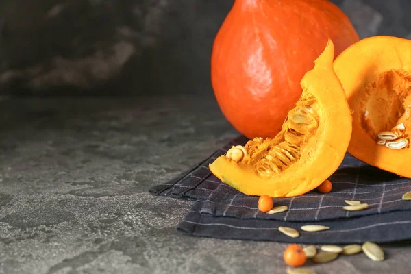 Grunge arka planda taze kabaklar