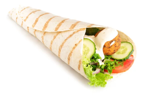 Beyaz arka planda falafel ve sebze ile lezzetli pide — Stok fotoğraf