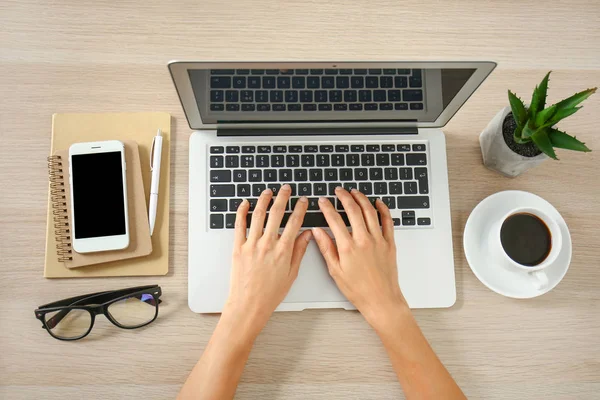 Vrouw werkt op laptop in kantoor, Top View — Stockfoto