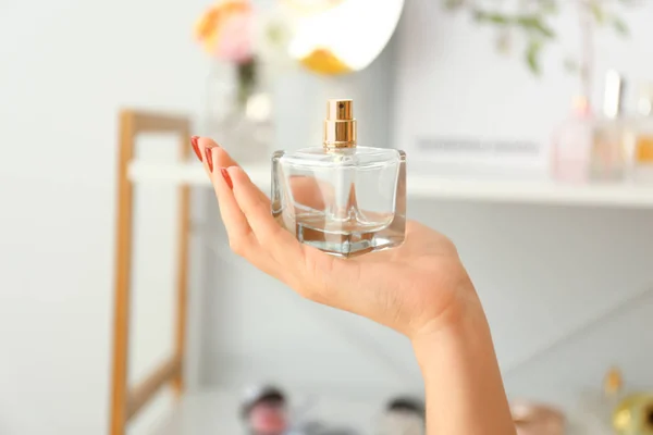 Ruka ženy s lahví parfému doma — Stock fotografie