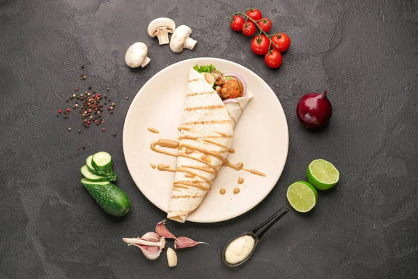 맛있는 팔라펠 피타와 재료가 있는 접시 — 스톡 사진