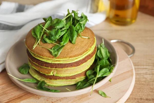 Plate med velsmakende grønne pannekaker på bordet – stockfoto