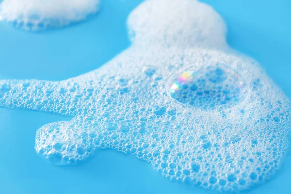 彩色背景上的肥皂泡沫，特写 — 图库照片