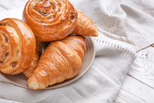 Tallrik med söta bakverk på bordet — Stockfoto