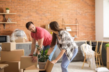Genç çift yeni eve taşındıktan sonra şeyler açma