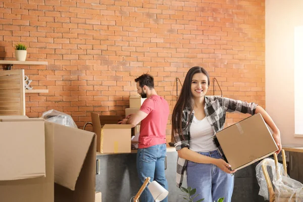 Yeni eve taşındıktan sonra eşyalarını ile genç çift