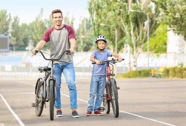 Mutlu baba ve oğul açık havada bisikletsürme