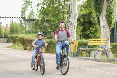 Mutlu baba ve oğul açık havada bisikletsürme
