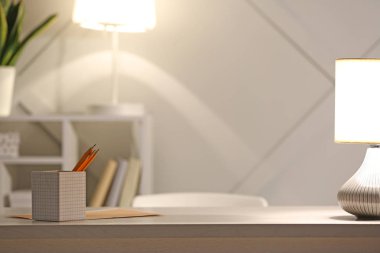 Akşam parlayan lamba ile Işyeri