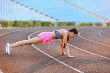 Stadyumda Sportif Asyalı kadın eğitim
