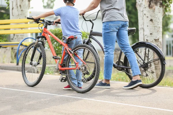 Szczęśliwy ojciec i syn jazda konna rowery na dworze — Zdjęcie stockowe